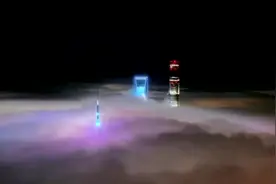 这才是陆家嘴的夜景，云层之上，把酒言欢，畅谈人生，何乐不为？#幸福里最美小区推荐 图片