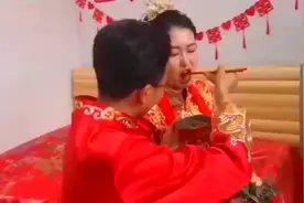 新郎喂新娘子吃水饺，当问到生几个的时候，新娘居然不按套路出牌图片
