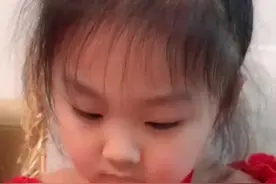 小姑娘不爱洗头的理由，竟是怕脑子进水，从头笑到尾！视频封面