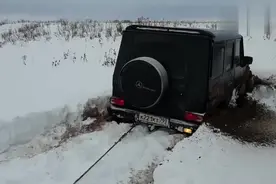 丰田兰德酷路泽与奔驰G过雪地,一脚油门后才知道啥叫如履平地！视频封面