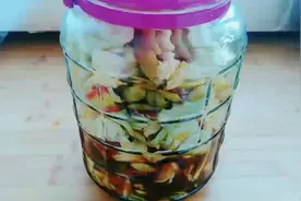 莲花白这样腌制，香辣爽脆又开胃，好吃还简单，家人吃了都喜欢