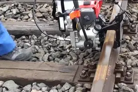 火车钢轨上钻个孔，在上面装上电缆是干嘛用的？