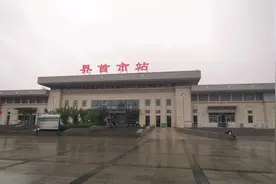 实拍界首市火车站，这个车站看上去很新，但是却异常安静视频封面