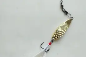 钓鱼技巧，路亚竿连接亮片，结实绑钩方法