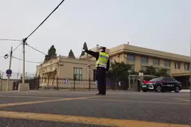 警车开道！北京交警的最高礼仪接英雄回家视频封面