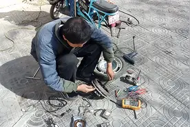 电动车电机线缠轴折断车不走，师傅检测需要更换线，看如何操作