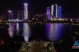 国庆正式上演！合肥天鹅湖上演灯光秀表白祖国 每晚三个时段视频封面