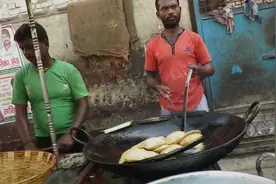 印度街头炸制各种小吃，锅的油为什么那么黑？