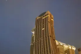 重庆最美的滨江步行道，朝天门来福士到洪崖洞的沿途夜景太美了！