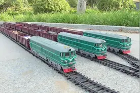 实拍三列火车驶入编组站，合列成加长版专列，上高架轨道模拟行驶视频封面