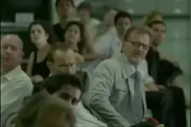 催泪：63母亲独自飞行三天，去国外看望生孩子的女儿，捂着嘴看完视频封面