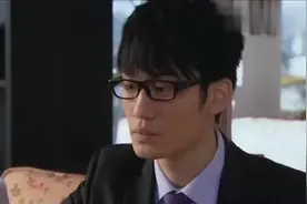 美女一直盯着帅哥，原来是有这样的意图