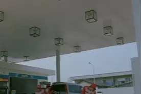 《头文字D》余文乐出场，直指秋名山车神，秒杀一切小鲜肉。