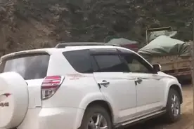 这才是开车高手，实拍西藏悬崖边开大货车，一辆接一辆如履平地视频封面