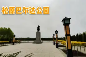 实拍松原巴尔达公园，满目苍翠景色怡人，是市民游玩的好地方