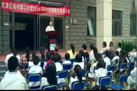 美女老师出题造句，全班没人举手，小东机智回答，老师脸部抽搐