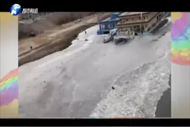 男子冰面行走不小心掉冰窟，2分钟硬核自救！