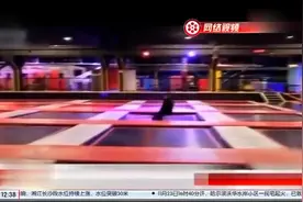 小伙挑战极限，体验蹦床“放飞自我”，纵身一跃颈椎骨折！视频封面