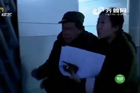 34岁大姐放下尊严向52岁的老公下跪，苦苦哀求要唱歌，现场泪奔