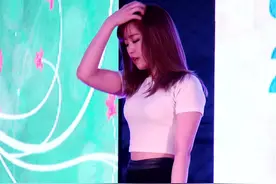 韩团性感小黑裙现场热舞，这腿简直了图片