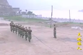 团级干部转业到地方做副局长，小混混来找事，一招就解决！