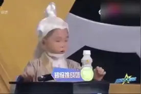 俊豪秒变成小老头，看李鑫爸爸吃香蕉太舒坦，立马拆台视频封面