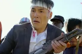 吴京在交战区高举中国国旗成功穿过交战这一幕展示了中国的强大！视频封面