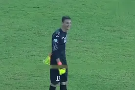 足坛十大经典进球：守门员开“大脚”直接进球，相煎何太急呀