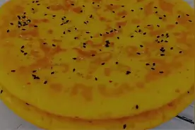 南瓜做软饼，又暄又软有点甜，手不沾面做法简单，凉了也不硬