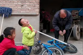 爷孙两人对话笑得我肚子疼，小孩问爷爷天有多高，爷爷让他量一下视频封面