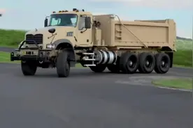 美军M917A3马克军用重卡，用先进的自卸性能