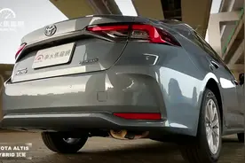 汽车测评：新款卡罗拉，后备箱空间很亲民，内饰宽广，沉稳大气