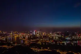 重庆消防女指战员走上解放碑广场，以快闪形式歌唱祖国，庆妇女节视频封面