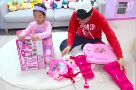 小萝莉给芭比娃娃绑漂亮的头发还画了漂亮的妆容