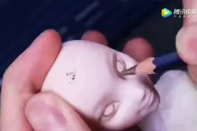 大师给秃头芭比换了身衣服打造了个新造型，帅毙了