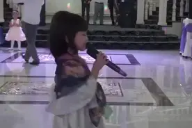一位小女孩在婚礼现场献唱，这气场这歌声，这是要火的节奏啊视频封面