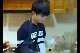 王俊凯右臂受伤自己煮面 后面突然来人 吓的蛋都碎了视频封面