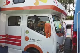 东风双排轻卡也能改C型房车了，客厅设计别出心裁，洗衣机标配视频封面