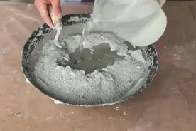 水泥浆平铺镶上石子，风干上色后的成品太好看了