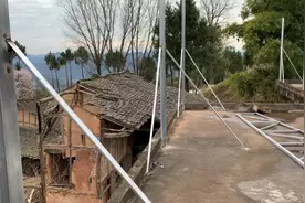 现在农村的老房子都流行加铁皮屋顶，冬暖夏凉，像盖了新楼，漂亮