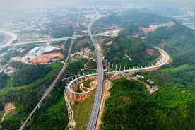 云茂高速建设者加速施工，今年铁定通车！包茂云茂高速信宜互通视频封面