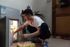 东莞常平，三少去超市买鸡蛋，15块钱一板，太便宜了被说是人造蛋视频封面