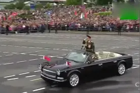 白俄大阅兵，中国人民解放军受邀参加，总统乘坐红旗轿车检阅部队