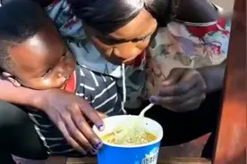 非洲女人带娃实在是太可怕了，这小孩能活下来，完全就是靠运气啊图片