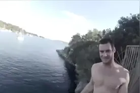 如果你再游泳突然遇见鲨鱼怎么办？看看这个精神小伙的怎么做的！