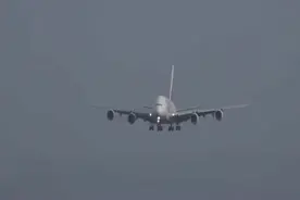 空客A380降落后的反推，感受下四发重型机的引擎推力！视频封面
