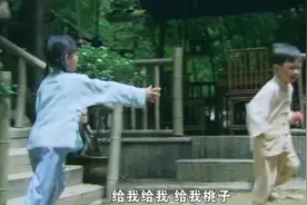 小女孩把男孩推倒，妈妈顿时不淡定，连忙批评小女孩视频封面