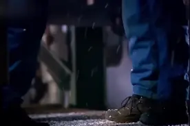 一青年小伙捡到“银色手链”最后却因此“残废”看到不要捡视频封面