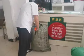 毕业生邮寄行李，重量100多斤选择中国邮政花费了123元，我哭了视频封面