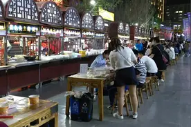 延安网红夜市，二道街，晚上人山人海，热闹非凡视频封面